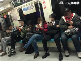 捷運低頭族（圖／Blue）