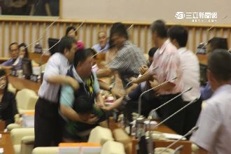 議員打群架！屏東縣議會混亂無法紀