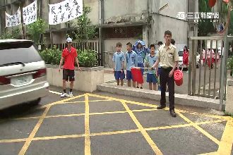 校園被路切兩半　龍潭國中路邊上課