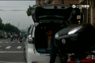 糊塗家長把小孩當貨物　塞後車廂上路