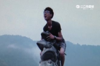 屁孩爬日月潭九蛙　炫耀當「第十蛙」