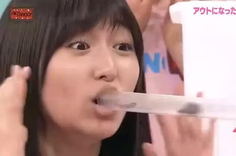 比賽輸了！女明星當眾被逼「吞蟑螂」