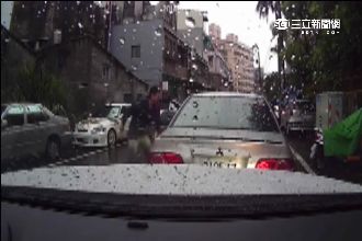 惡煞當街攔車押人　無辜駕駛遭波及