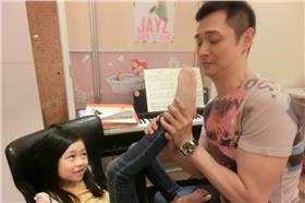 宋達民用鬍渣幫女兒磨腳皮。（圖／翻攝自洪百榕的粉園臉書）