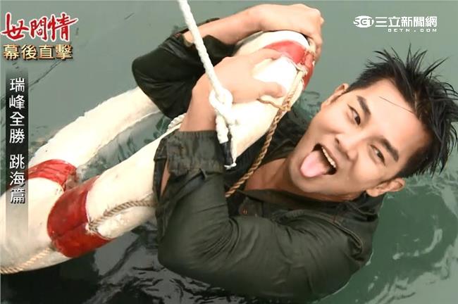 謝承均冷天跳水哭哭　大喊：神經病啊