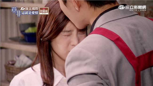 家尉甜啾額頭　曉彤被緊抱羞喊犯規啦