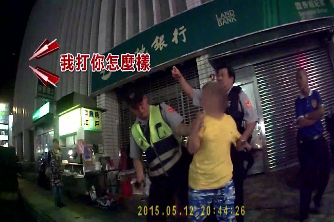 車禍女子大暴走　當街失控呼警巴掌