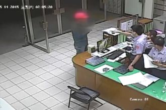 醉男警局持刀自殘！警制伏遭砍斷韌帶