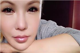 利菁新專輯贈珍珠項鍊（圖／翻攝自利菁臉書）