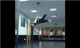 精壯男、鋼管
https://www.facebook.com/frankmedrano99/videos/939222702806649/