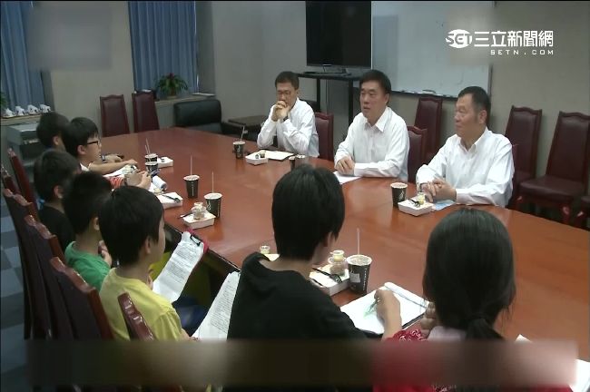 牛奶「郝」受挫！獨家專訪摔書小學生
