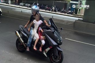 好危險！父騎重機載女兒　三貼飆北宜