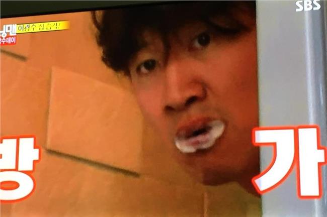 李光洙被發現偷看A片　不知被整傻眼