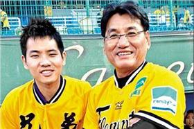 謝長亨與兒子謝秉勳（圖／翻攝自謝秉勳臉書）