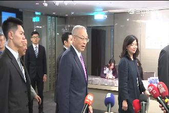 透過朱挺王？吳敦義張大嘴快閃現場