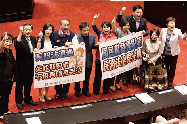 《長照法》三讀 　「像一場告別式」