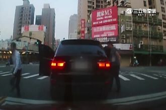 行車糾紛變毆打 BMW駕駛持棍痛毆
