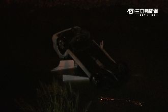 轎車暴衝墜10米深溪溝　2男險送命