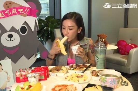 香蕉沾優格　梁云菲露半球吃自製沙拉