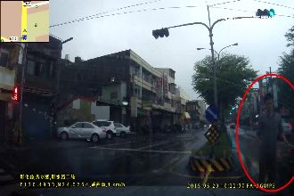 鄭捷翻版？男持刀隨機敲車窗討錢