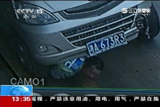 驚悚！陸男不滿被開單　警遭衝撞拖行