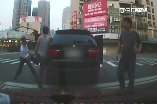 耍狠？珠寶鑑定師宋宣毅持棍打人