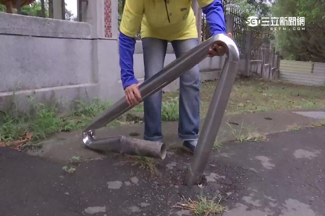 什麼怪力！？光頭男徒手折彎路匣變賣
