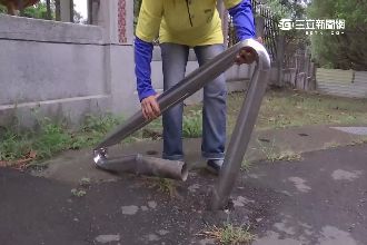 什麼怪力！？光頭男徒手折彎路匣變賣