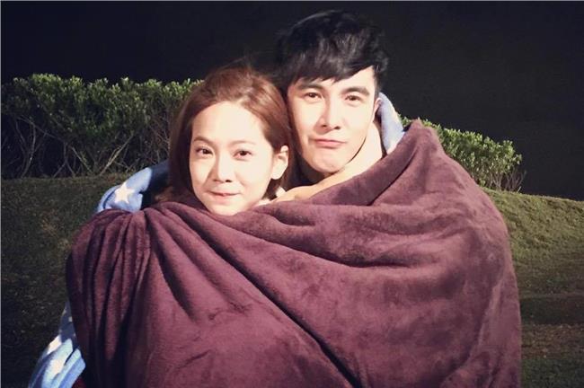 謝佳見、曾之喬不知不覺伸出手指..