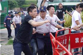 台聯,黑衣人,衝突