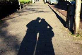 情侶,約會／flickr https://www.flickr.com/photos/suzettesuzette/4583796768/in/photolist-7Z4a5L-hFL2uN-8awJ3Q-8ZAQQJ-pgJgV3-pWiqjB-pWaxDf-pW9xPL-qdEaiG-pW9xNy-pgJgGY-oyAwL7-5KK7Qh-c8YRk9-qdEaqA-pgXGye-qdHxux-qdEak5-pWh4FX-pW9xCy-oyNLnT-ohj18r-o9aaEx-kY9pj6-ocyNEn-7SR3V4-7FS8kf-6M7AdD-ohjaGf-8K1EPH-8NbcmF-jJxaoK-6DsdDG-noCAa-4jSWib-aH2smi-etG13y-3dbwMQ-oziFk-2xztJ4-BMvHr-AgaNW-p86wqq-eaJ4aU-cVkPk5-hw8yXe-787FvF-8J6yhH-hHrkBr-dUtwVS