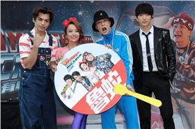 ”華語潮流天團”大嘴巴《有事嗎﹖》&《魯蛇》潮話趣味手扇 大嘴巴復古風正夯！/環球提供