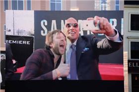 THE ROCK 巨石強森,自拍 (圖／翻攝自YAHOO!CELEBRITY)