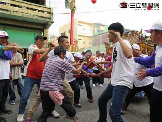 罕見儀式！阿成香蕉獨挑大樑服務神明