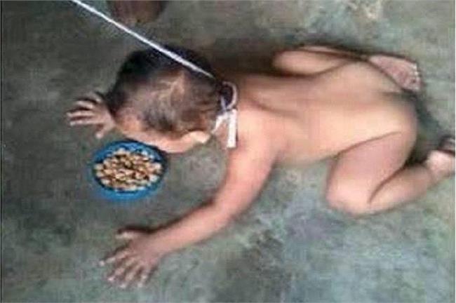 狠母把兒當狗？！逼男童繫牽繩嗑狗碗