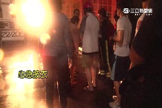超強夢遊！阿嬤連逛3民宅2樓遮雨棚