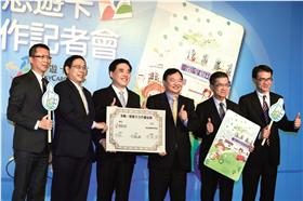 ▲鄭有欽（左一）、張家生（左二）是悠遊卡的老班底，和郝龍斌（左三）關係密。（圖／《新新聞》官網）