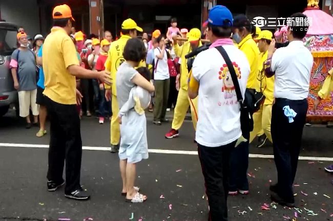 感動！媽祖遶境　婦抱病童鑽轎腳祈福