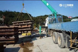 嚇！吊車硬吊鋼樑　「翹孤輪」險翻車