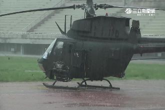 疑機械故障！航特部直升機迫降體育場