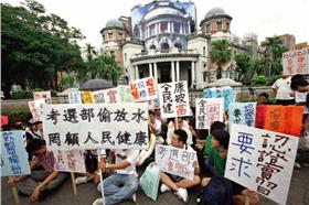 ▲2009年爆發「波蘭醫學生事件」，引發台生發動萬人連署抗議。（圖／《新新聞》官網）
