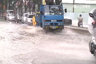 台中降大雨　部分路段水淹半個輪胎高