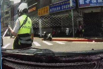驚險一瞬間！員警處理事故反被撞