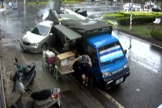 貨車失控衝過來　早餐車老闆娘跑得快