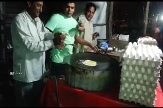 物超所值？印度攤販煎蛋竟跑出小雞