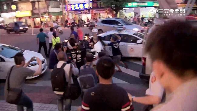 冷血割喉女童　龔嫌遭家屬、民眾追打