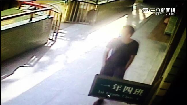 畫面曝光！割喉嫌犯四處張望找尋目標