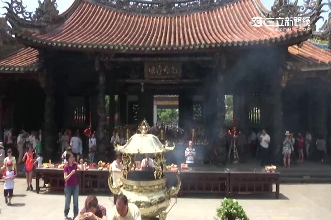 龍山寺創舉　為環保健康縮減至3香爐