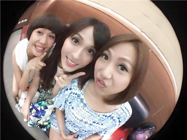 在哪都可以玩自拍！魏蔓秀後台賣萌照