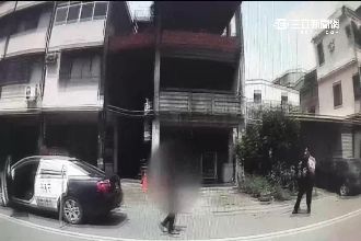 男持刀自砍還襲警　遭警開三槍制伏